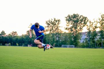 2026美加墨世界杯转播权谈判僵持，央视与FIFA报价差距显著（配图示意）